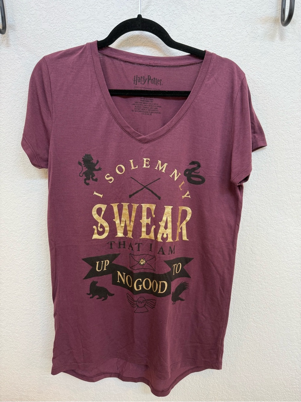 Warner Bros. Women's Maroon V-Neck 'I Solemnly Swear' Graphic Tee